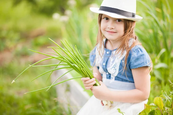 Niña con cebolla — Foto de Stock