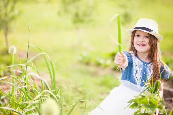 Niña con cebolla — Foto de Stock