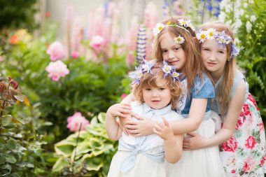 üç küçük kız bahçede kucaklamak