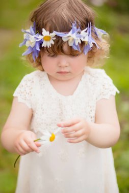 bir papatya çiçek çelenk yürümeye başlayan çocuk kızla tahmin