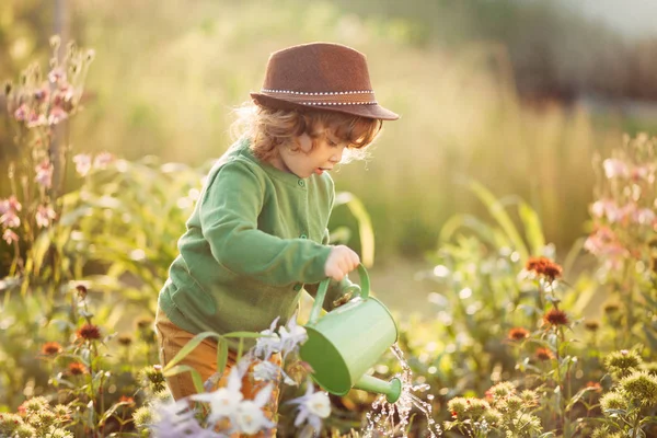 La niña con la regadera en el jardín — Foto de Stock