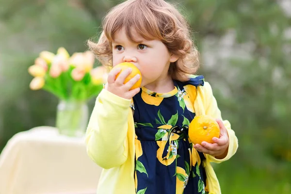 limon yemek yürümeye başlayan çocuk kız