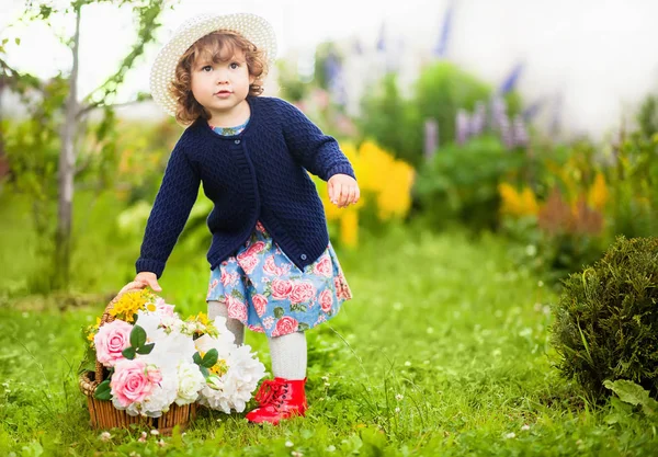 Tout-petit fille avec panier de fleurs — Photo