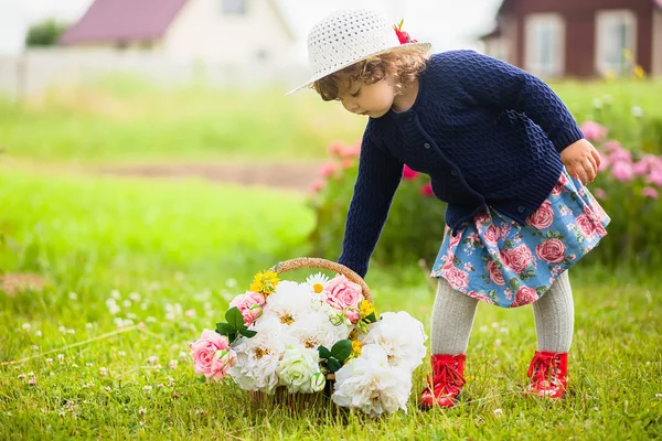 Petite fille mignonne avec panier de pivoine et roses — Photo
