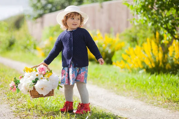 Petite fille avec panier de pivoine et roses — Photo