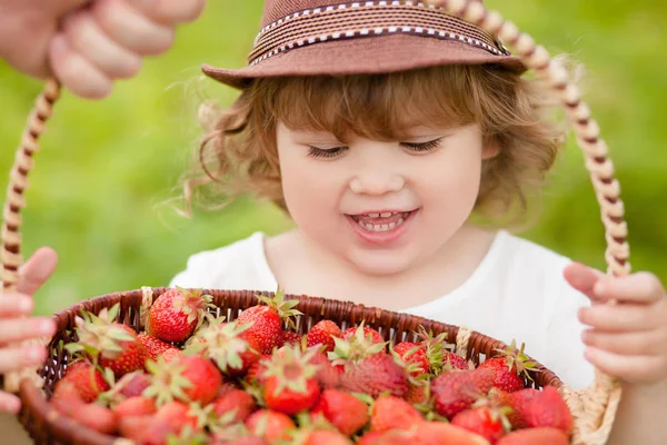 Rozkošná holčička s koš plný stawberry — Stock fotografie