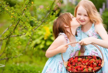 İki küçük kız kardeş dostluk