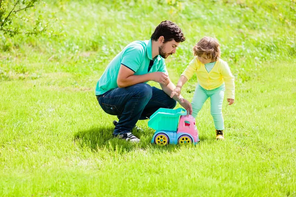 Vader spelen met zijn daugher schattig peuter. Familie vakantie — Stockfoto