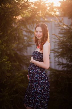 Çekici genç pregnat kadın. İlk üç aylık dönem