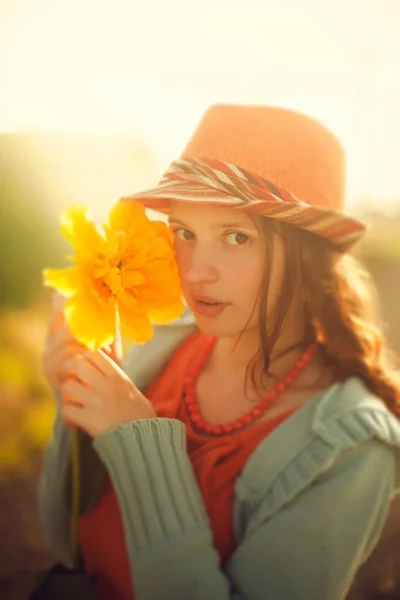 Joven chica romántica atractiva con flor de tulipán grande — Foto de Stock