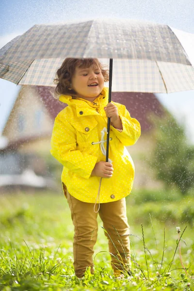 Divertirse bajo la lluvia, niña emocional — Foto de Stock
