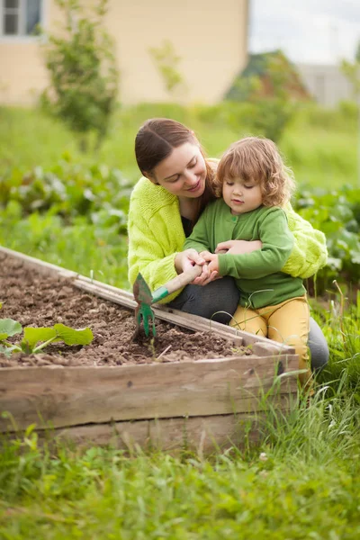 Moeder en dochter werken in de tuin van de domectic — Stockfoto