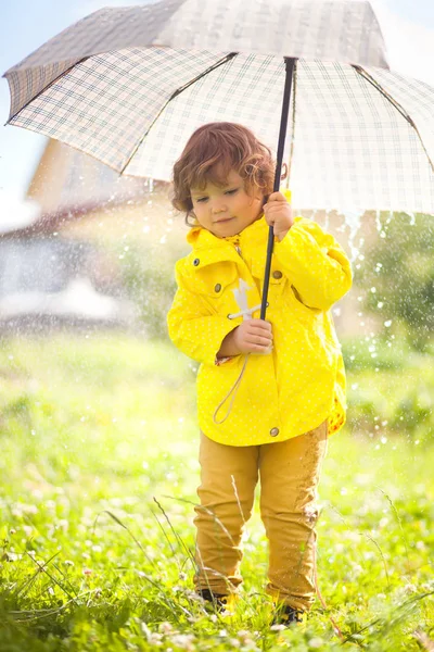 Adorable paraguas de niña. Día lluvioso de otoño — Foto de Stock