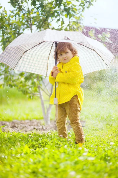Adorable niña rizado niño usando amarillo impermeable capa holdi — Foto de Stock