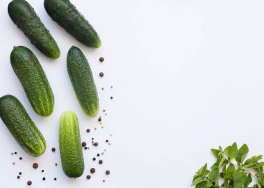 Salatalık, yeşillik ve biber ile düz yatıyordu desen