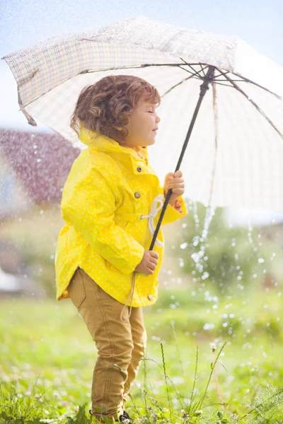 Divertirse bajo la lluvia, niña emocional — Foto de Stock