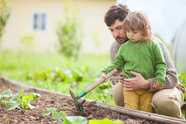 Vader en dochter samen te werken in de tuin — Stockfoto