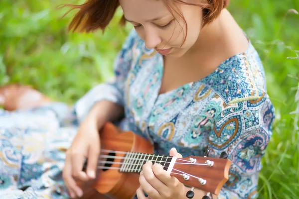 Jovem mulher jogando no Ukulele — Fotografia de Stock