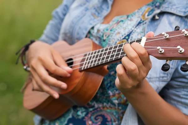 Jovem hipster mulher jogando no Ukulele ao ar livre — Fotografia de Stock