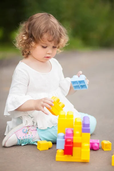 Kleinkind spielt mit Bauarbeiter — Stockfoto