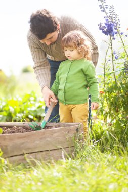 Baba ve kızı birlikte bahçede çalışan