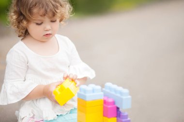 Şirin Bebek kız Oluşturucu bloklarla oynama