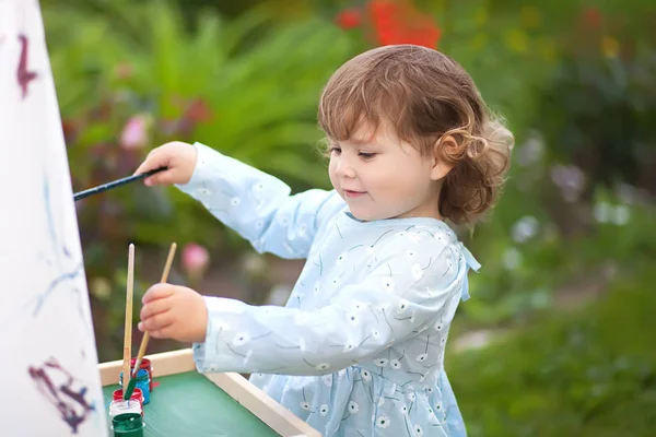 Primo piano portret di un piccolo pittore di talento, bambina — Foto Stock