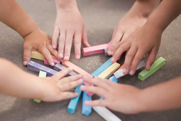 Kinderhände und Kreide, im Freien, Nahaufnahme — Stockfoto