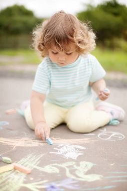 Sevimli küçük kız renk tebeşir ile çizim