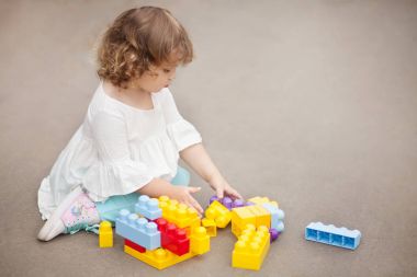 Oluşturucu ile oynarken yürümeye başlayan çocuk kız