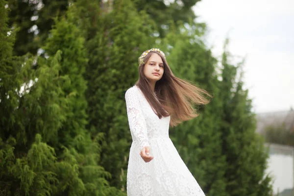 Belle fille portant une couronne de fleurs et une robe blanche — Photo