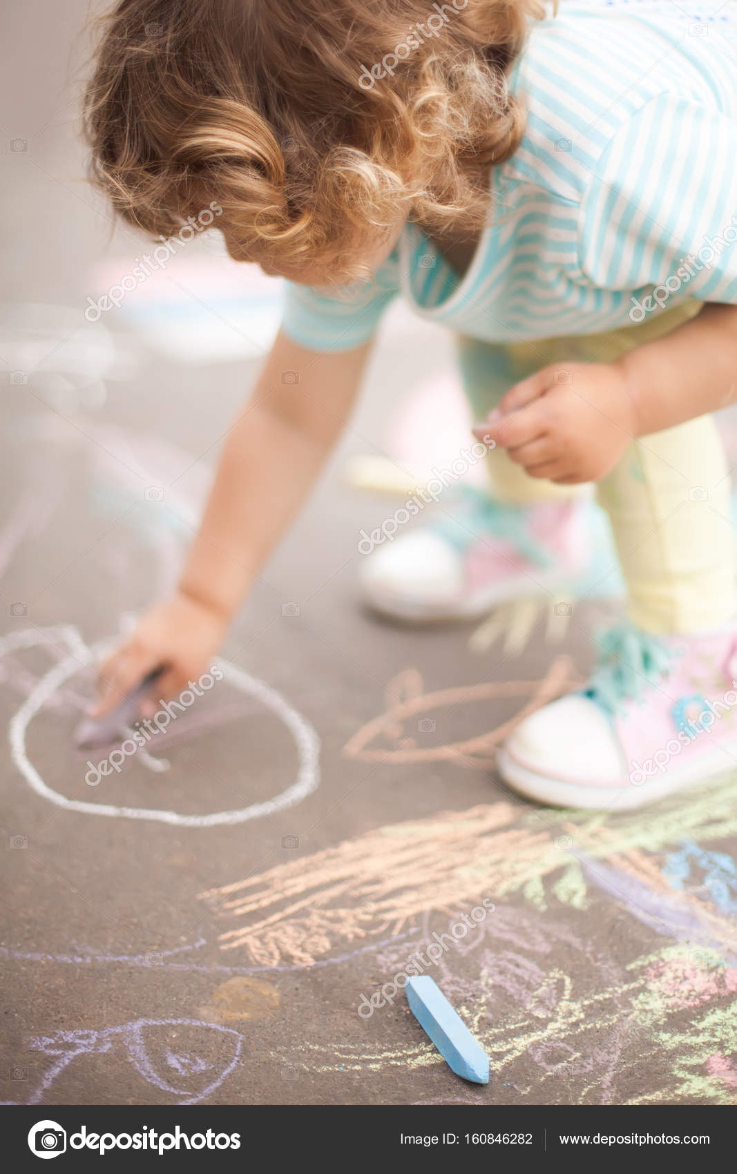 Giornate estive di sole e caldo e felice chilhood Ragazza carina di disegno con i pastelli di gesso presso l asfalto — Foto di Alinsssa