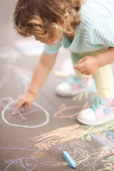 Grazioso bambino ragazza disegno con pezzo di gesso colore — Foto Stock