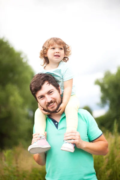Young father and his toddler girl, riding on his shoulders — Stock Photo, Image