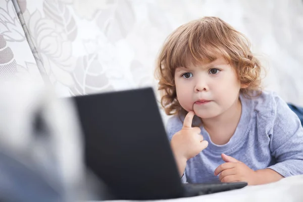 Niña inteligente usando su computadora portátil, niño y technolo Fotos De Stock