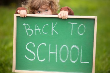 Şirin Bebek kız okul blackboard arkası arkasına saklanmış