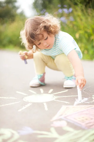 Lindo dibujo de niña con tiza de color — Foto de Stock