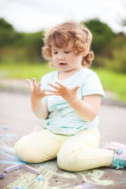 Kirli elleri şirin bebek kız