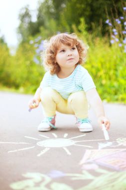Şirin Bebek kız renk tebeşir parçası ile çizim