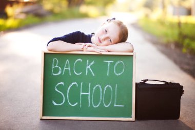 Bir okula otobüs bekleyen çok güzel genç kız