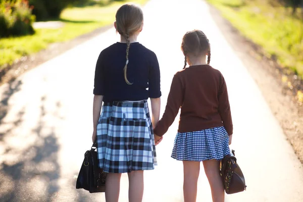 Zwei kleine Mädchen Schwestern bereit zurück in die Schule Stockbild