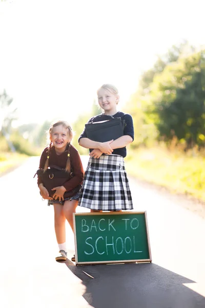 Deux petites filles prêtes à retourner à l'école — Photo
