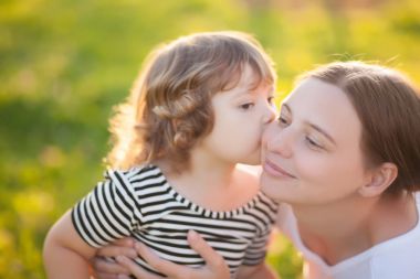 Sevimli toodler kız youang annesini öper