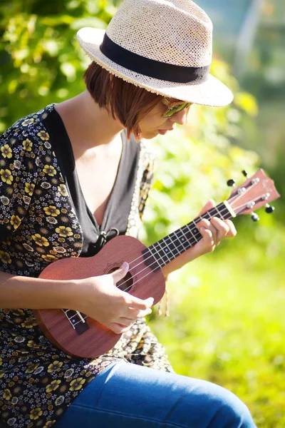 Jovem mulher jogar no Ukulele — Fotografia de Stock