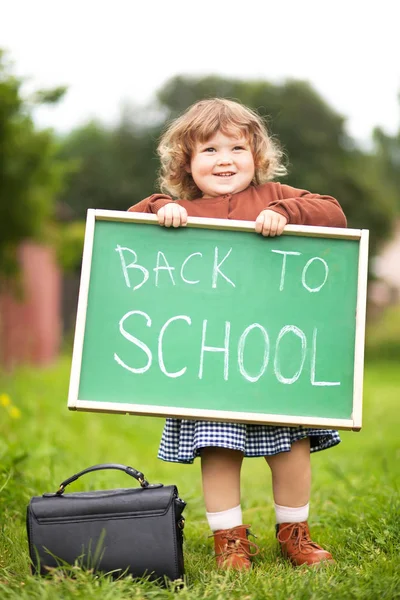 Adorable niña sonriente con pizarra de texto de vuelta a la escuela Imágenes De Stock Sin Royalties Gratis