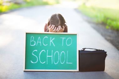 Küçük kız korkmuş ve okul için mutsuz