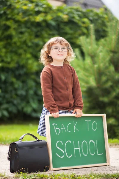 Niña pequeña con gafas listas para volver a la escuela — Foto de Stock