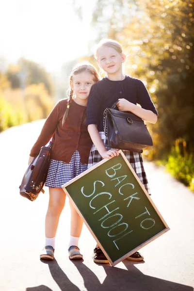 Deux petites filles prêtes à retourner à l'école — Photo