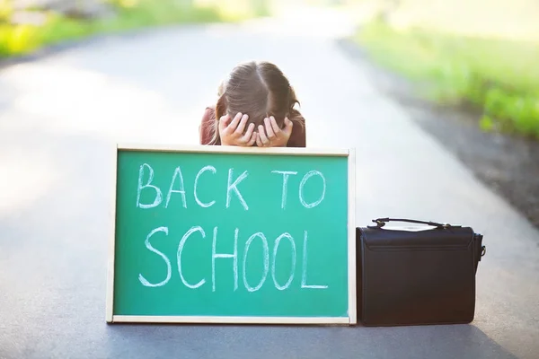 Niña asustada e infeliz de vuelta a la escuela Imágenes De Stock Sin Royalties Gratis