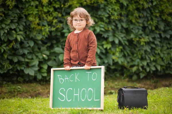 Petite fille portant des lunettes prête à retourner à l'école — Photo